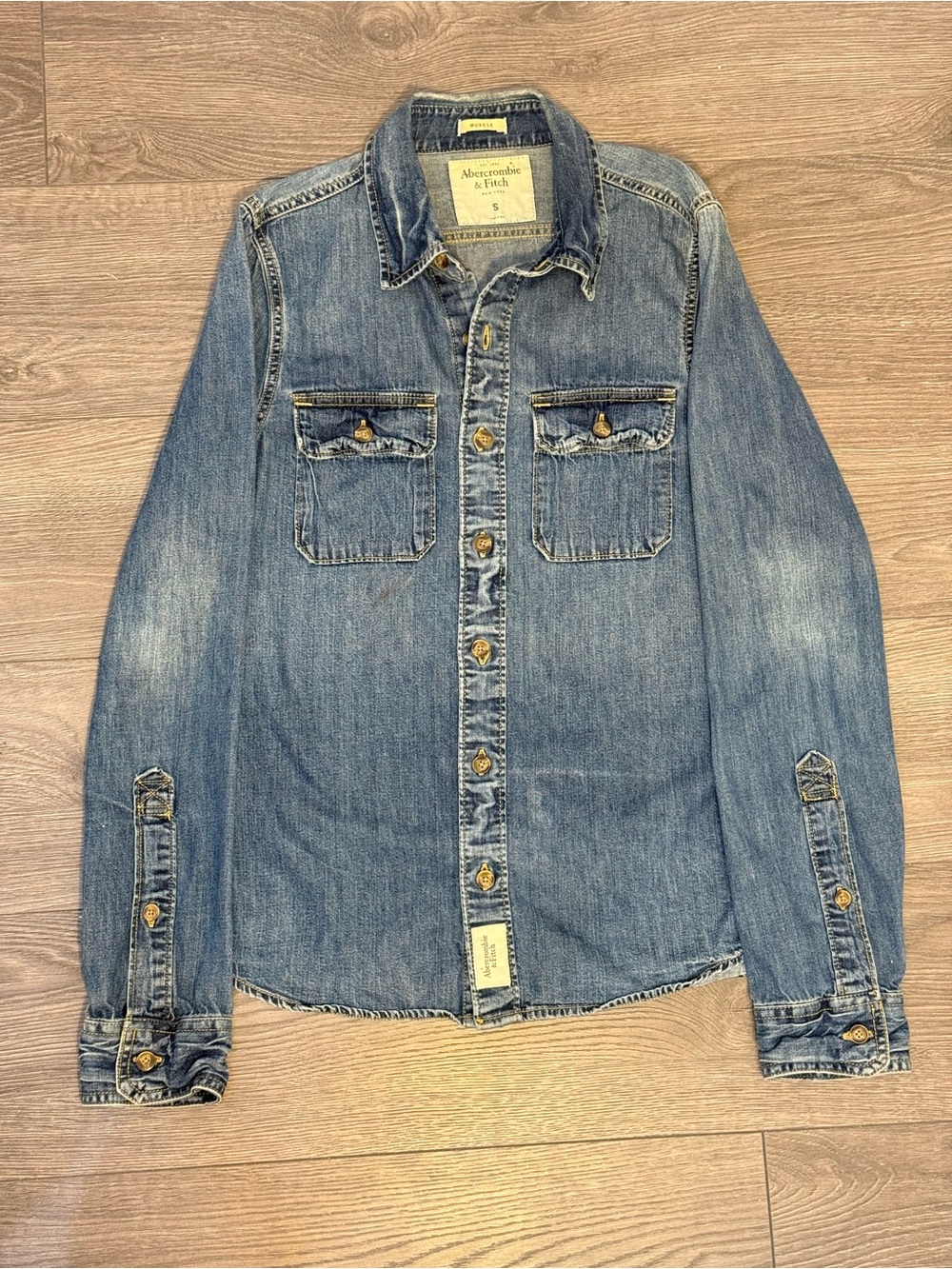 Abercrombie & Fitch Muscle Fit Denim Button Up Shirt Small Western Chambray Blue